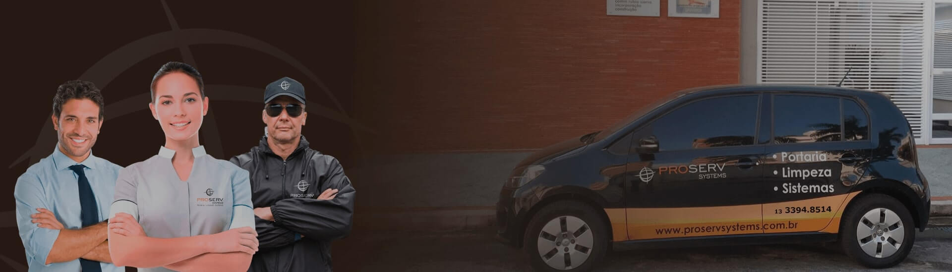 Foto ilustrativa de colaboradores da Proserv Systems. Ao lado direito, um carro da empresa.